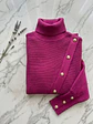 Sweater Fucsia Mujer Tricot Cuello Alto Manga Murciélago Botones Dorados - Miniatura 3