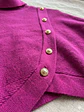 Sweater Fucsia Mujer Tricot Cuello Alto Manga Murciélago Botones Dorados - Miniatura 4