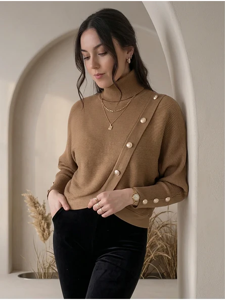 Sweater Camel Mujer Cuello Alto con Botones Dorados 6