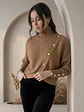 Sweater Camel Mujer Cuello Alto con Botones Dorados - Miniatura 6