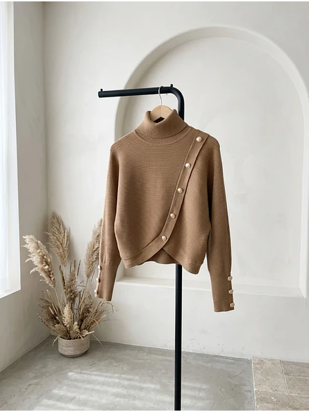 Sweater Camel Mujer Cuello Alto con Botones Dorados 4