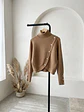 Sweater Camel Mujer Cuello Alto con Botones Dorados - Miniatura 4