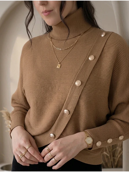 Sweater Camel Mujer Cuello Alto con Botones Dorados 5