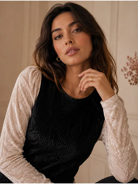 Polera Terciopelo Mujer Negra y Crema Mangas Princesa 1
