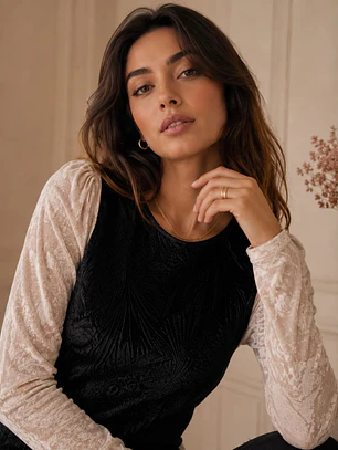 Polera Terciopelo Mujer Negra y Crema Mangas Princesa