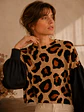 Polera Animal Print Camel Mujer Manga Globo Oversize - Miniatura 6