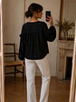 Blusa Negra Mujer con Vuelos en Gasa Crepé Elegante - Miniatura 4