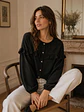 Blusa Negra Mujer con Vuelos en Gasa Crepé Elegante - Miniatura 2
