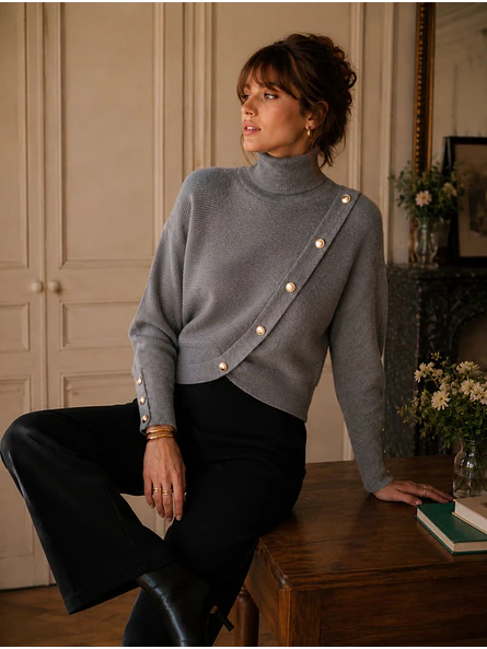 Sweater Gris Mujer de Tejido Punto Cuello Alto con Botones Dorados 1