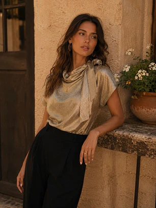 Blusa Metalizada Dorada con Lazo Mujer