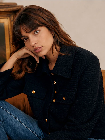 Chaqueta Negra Mujer con Botones Dorados Elegante 3