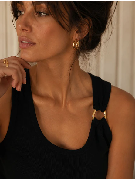 Top Negro Mujer con Hebilla Dorada 3