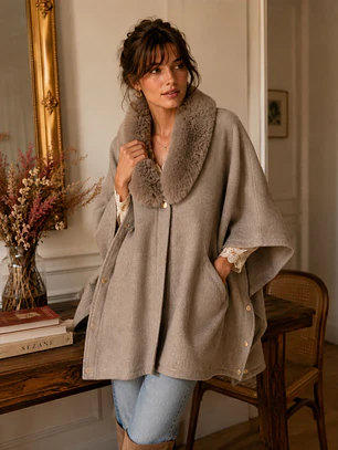 Abrigo Poncho de Lanilla con Cuello de Pelo