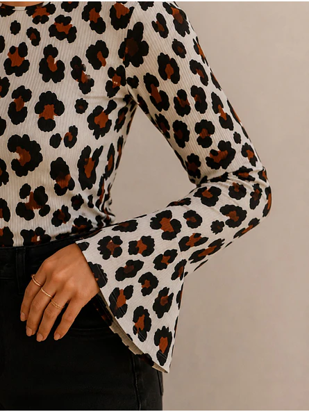 Polera Animal Print Blanco Mujer Manga Larga Acampanada 7