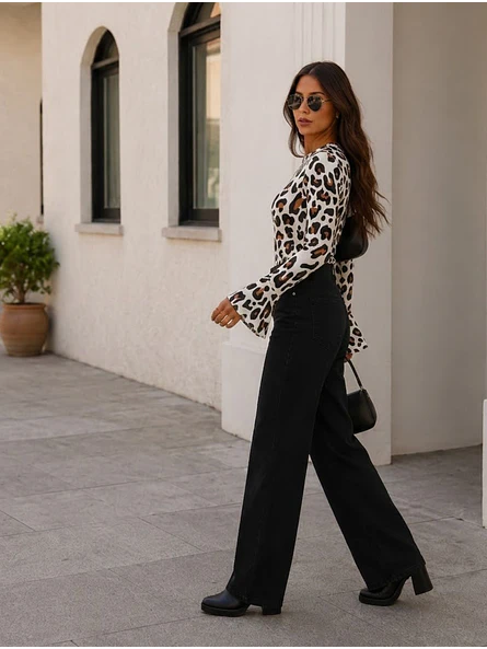 Polera Animal Print Blanco Mujer Manga Larga Acampanada 2