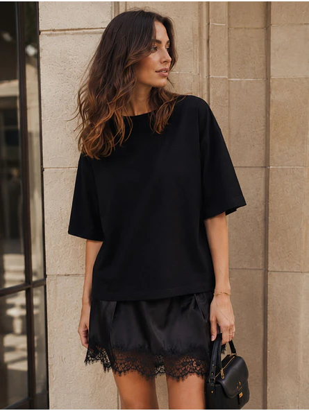 Polera Oversize Negra Asimétrica Con Encaje Manga Corta Mujer 4