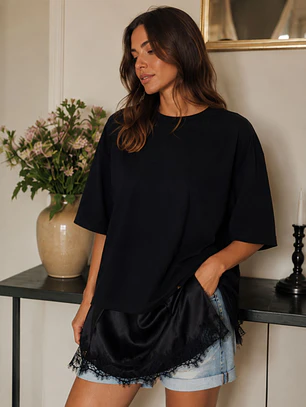 Polera Oversize Asimétrica Con Encaje Manga Corta Mujer