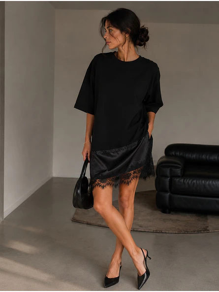 Polera Oversize Negra Asimétrica Con Encaje Manga Corta Mujer 2