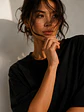 Polera Oversize Negra Asimétrica Con Encaje Manga Corta Mujer - Miniatura 9