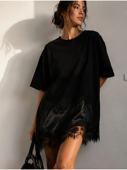 Polera Oversize Negra Asimétrica Con Encaje Manga Corta Mujer 3