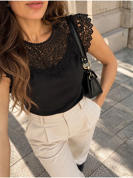 Polera Mujer con Escote Bordado 13