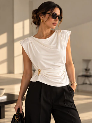 Polera Hombreras con Prendedor Dorado Mujer