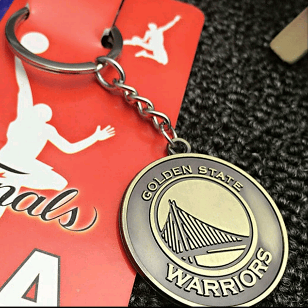 Llavero NBA metal dorado