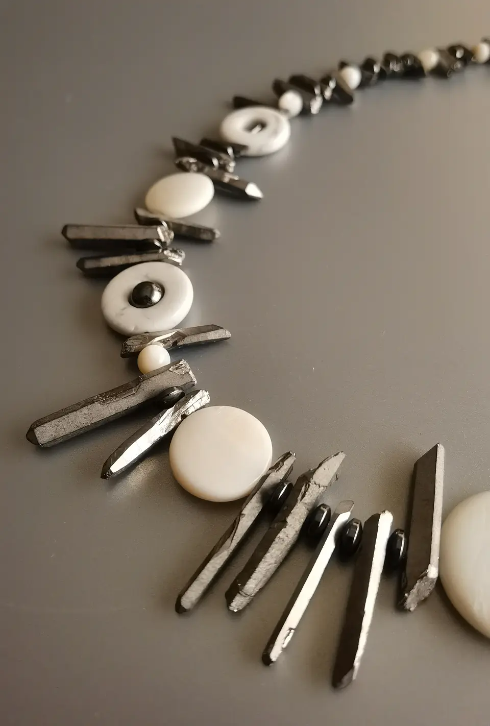 Fragments white circles 5