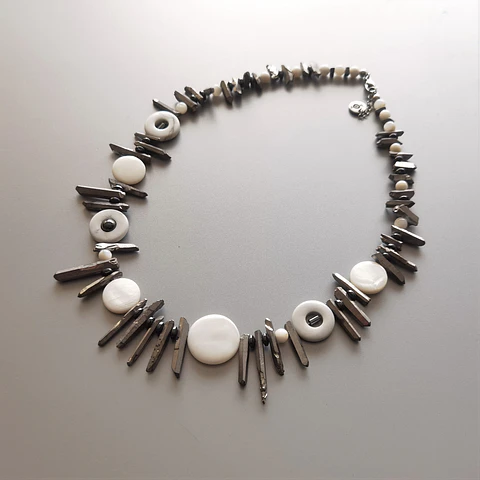 Fragments white circles