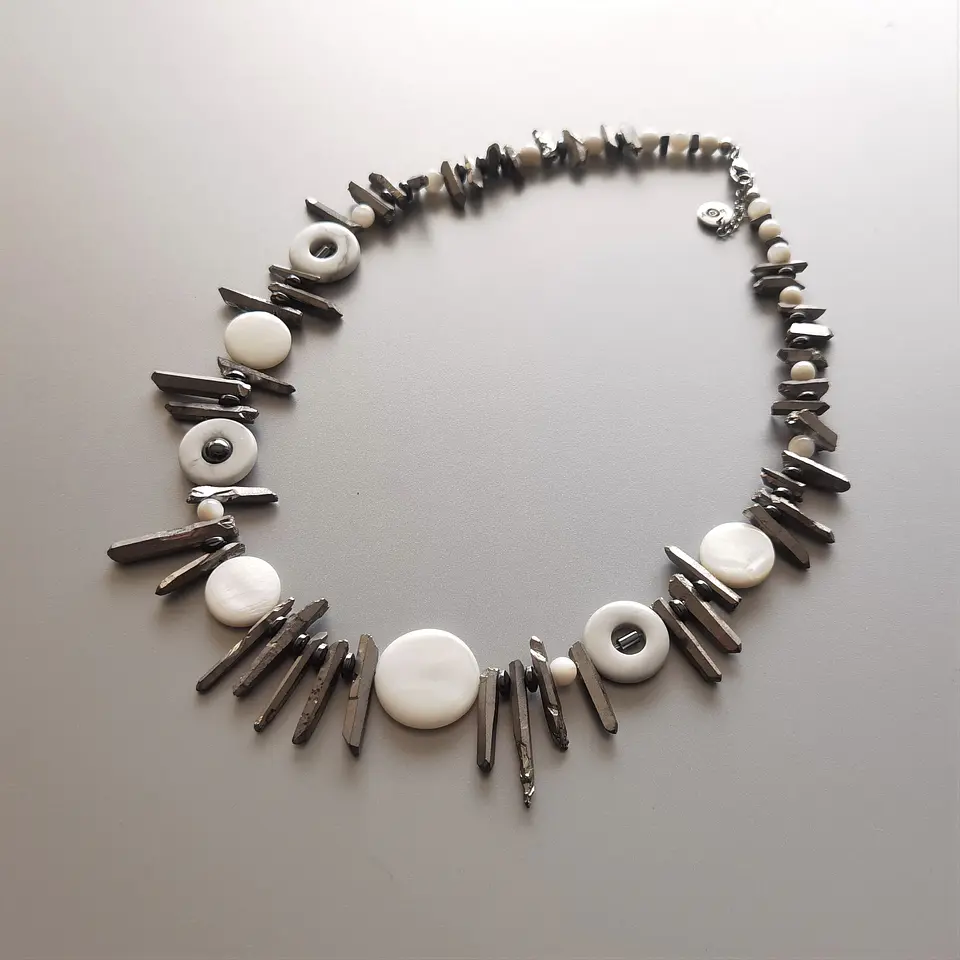 Fragments white circles 1