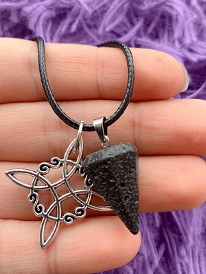 Collar nudo de bruja piedra volcánica 