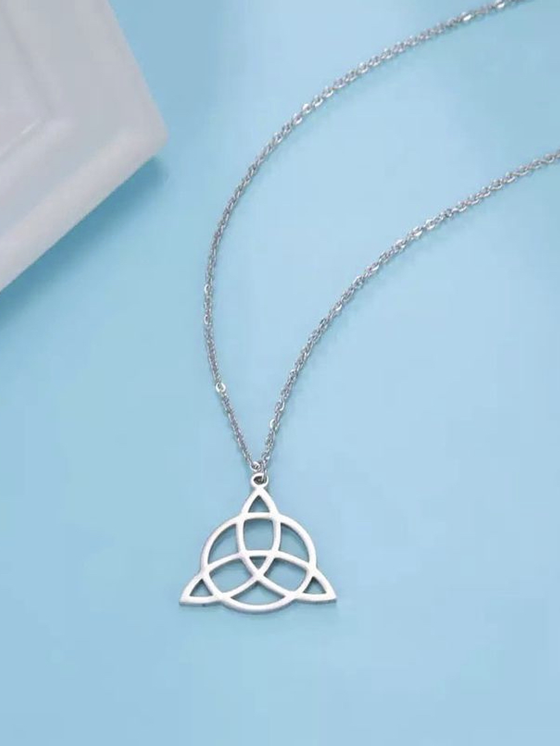 Collar triqueta acero inoxidable  1