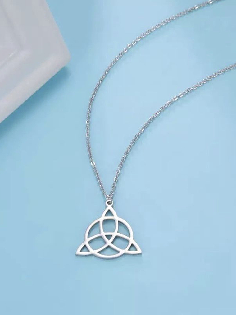 Collar triqueta acero inoxidable  1