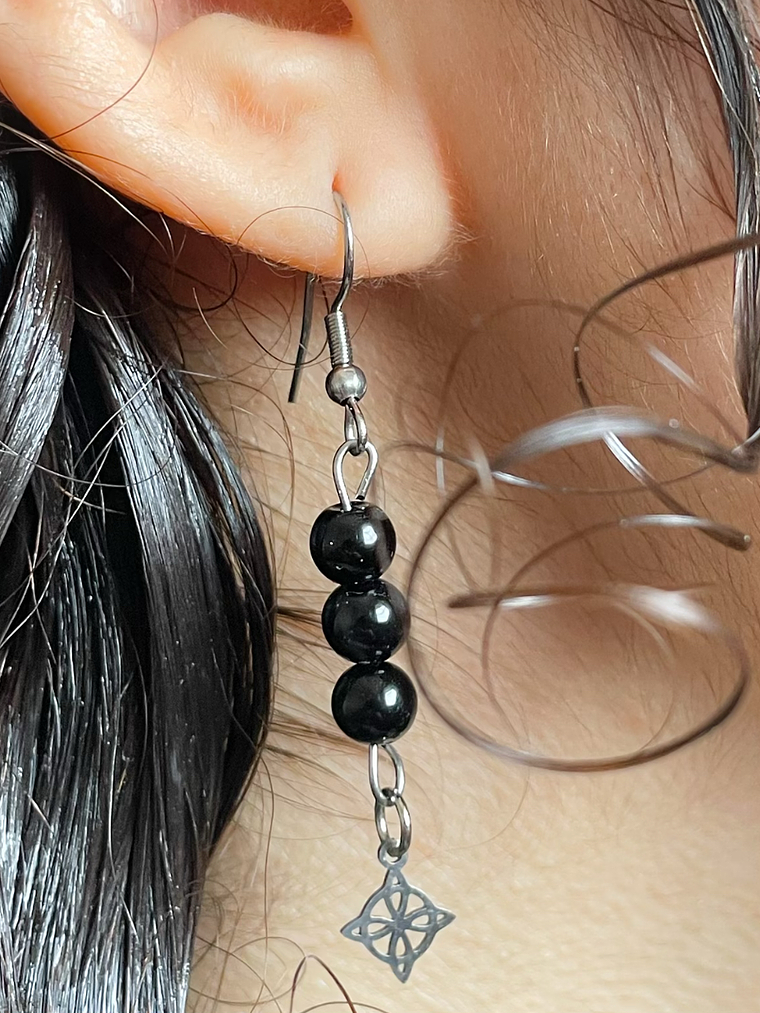 Aros onix negro nudo de bruja acero  3