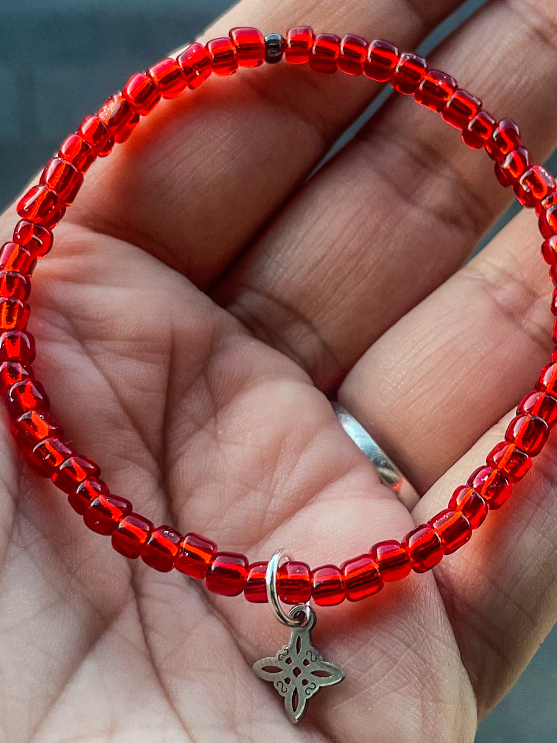 Pulsera protección roja nudo de bruja mostacilla  2