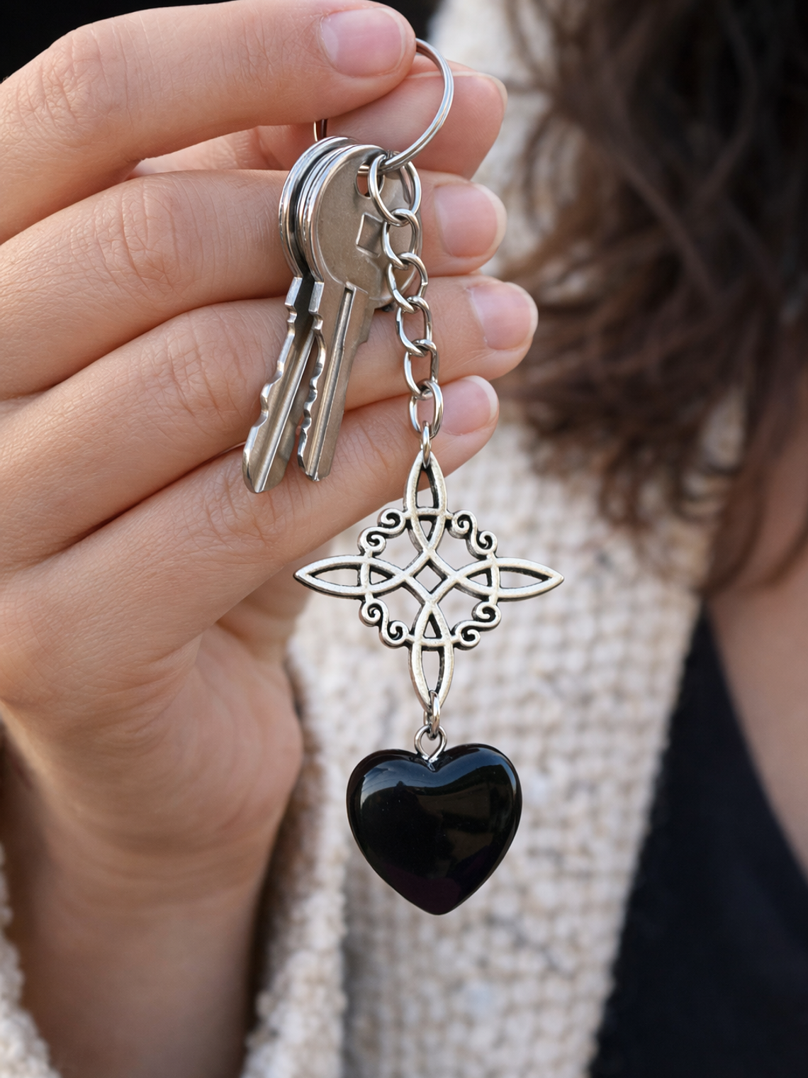 Llavero ónix negro nudo de bruja  1