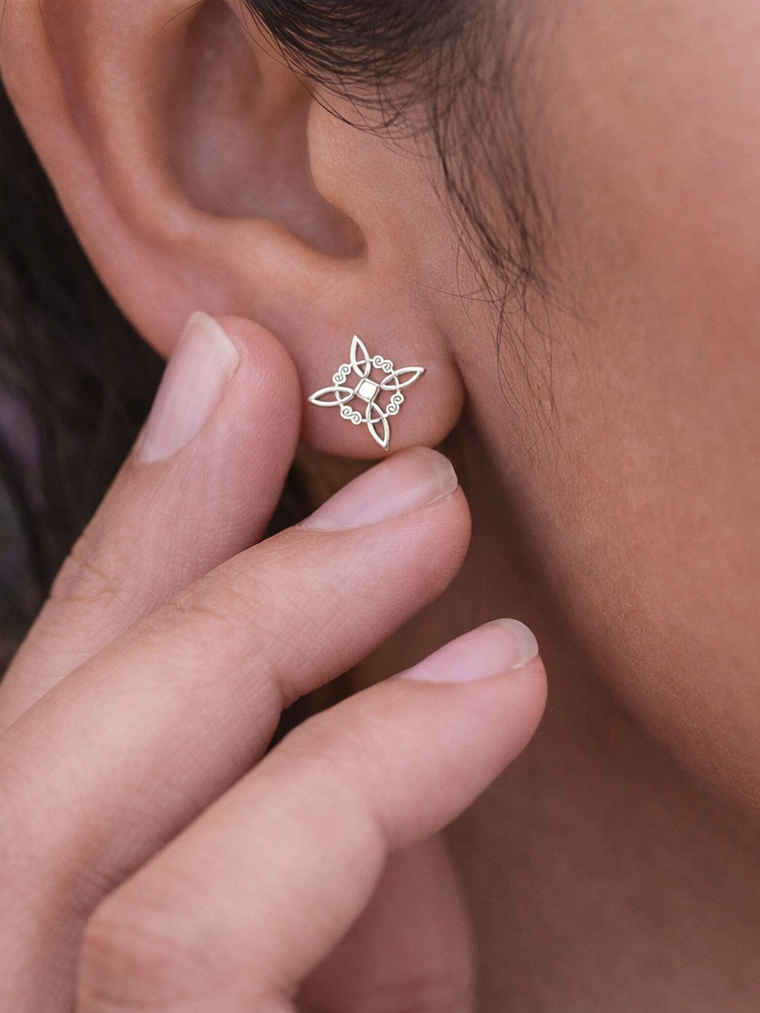 Aros pegados nudo de bruja plata 925 1