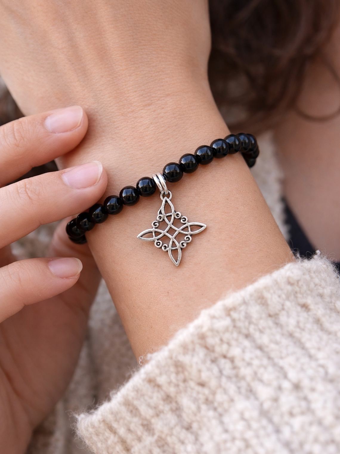 Pulsera ónix negro nudo de bruja  1