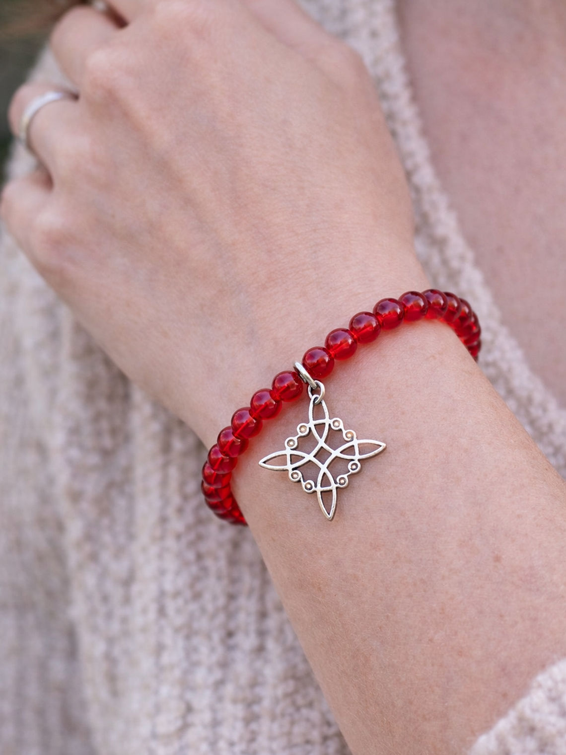 Pulsera roja protección nudo de bruja 1