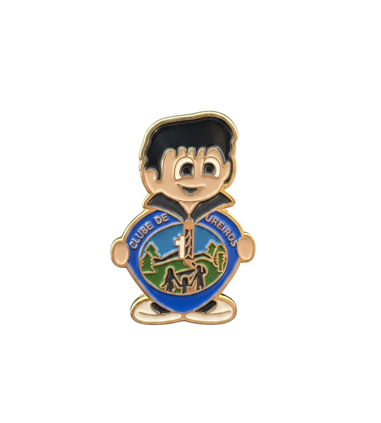 Pin niño aventurero con logo 