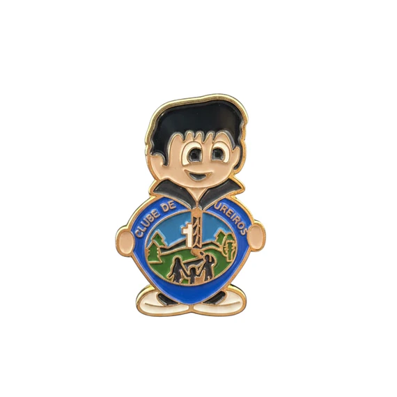 Pin niño aventurero con logo 
