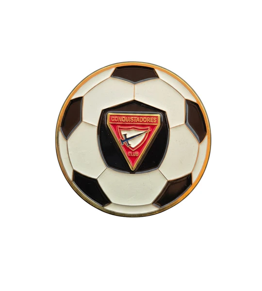Pin futbolero conquistador pelota 