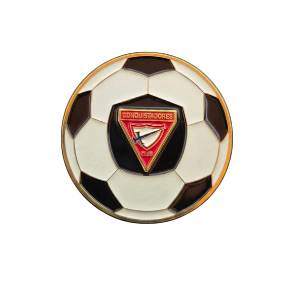 Pin futbolero conquistador pelota 