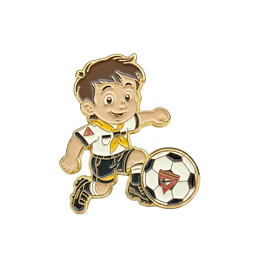 Pin futbolero conquistador niño con pelota 