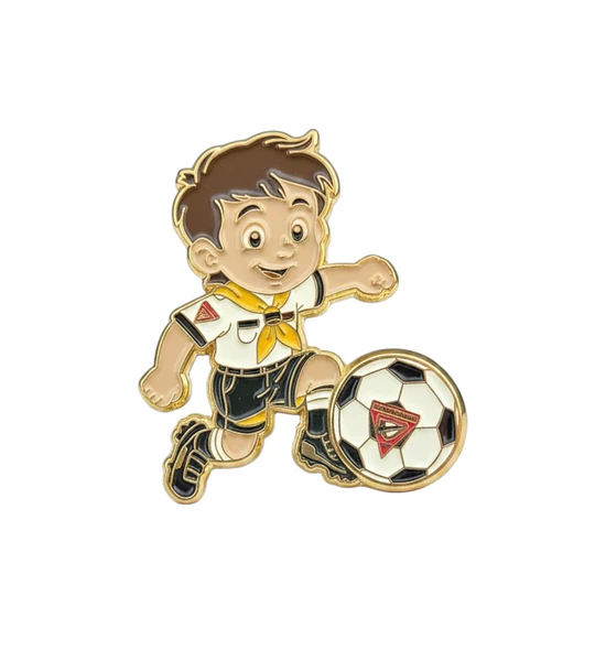 Pin futbolero conquistador niño con pelota 