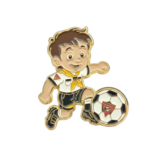 Pin futbolero conquistador niño con pelota 