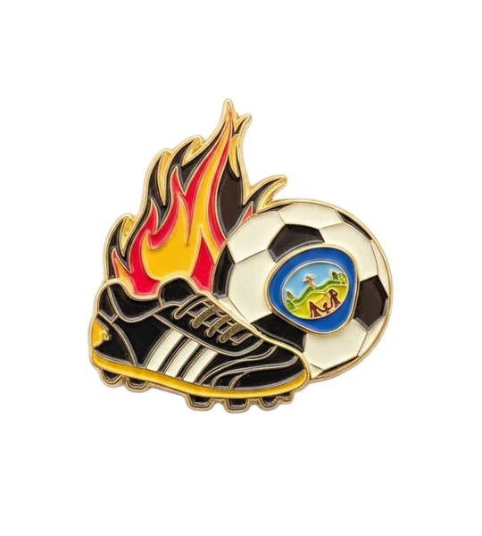 Pin futbolero aventurero pelota y zapato