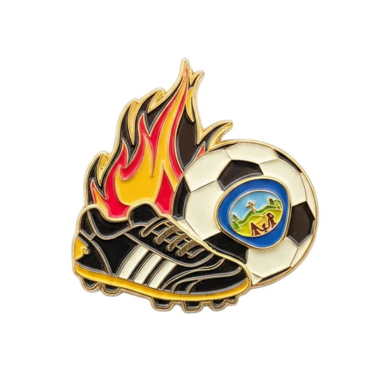 Pin futbolero aventurero pelota y zapato