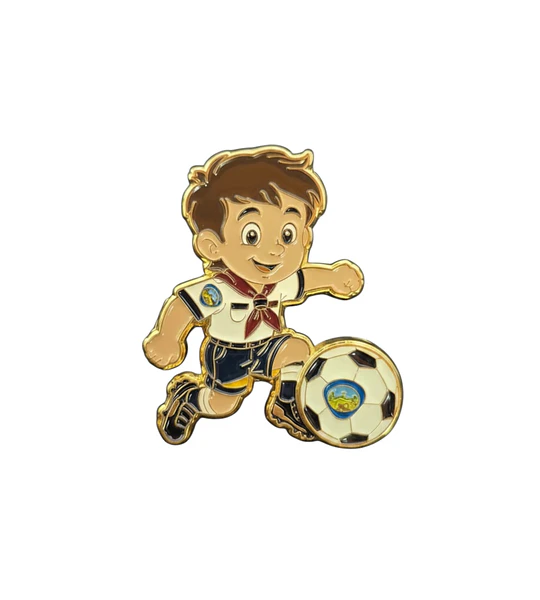 Pin futbolero aventurero niño con pelota 