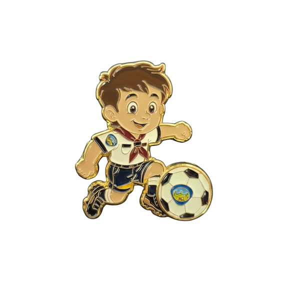 Pin futbolero aventurero niño con pelota 
